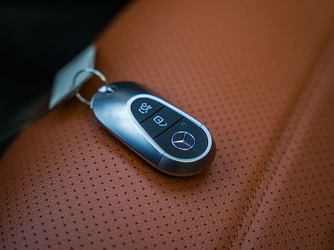 Used 2025 Mercedes-Benz GLC 350e 4MATIC image 46