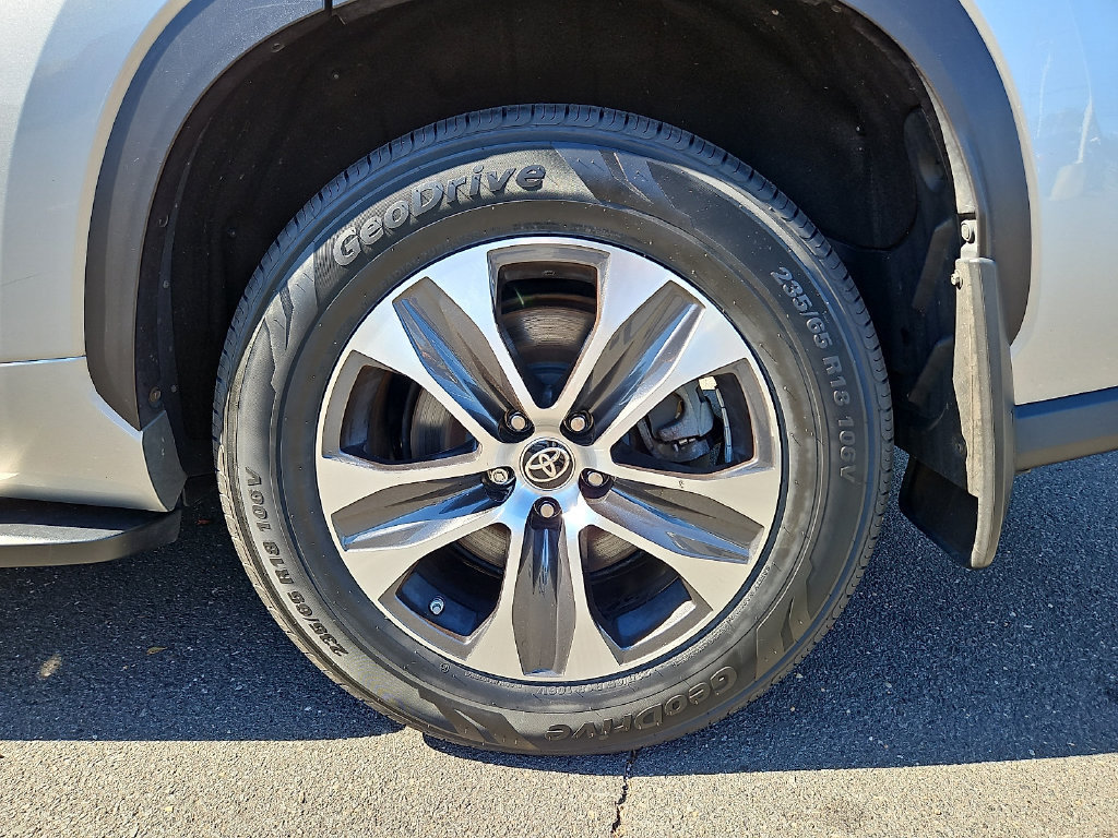 Certified 2021 Toyota Highlander XLE AWD/4WD image 9