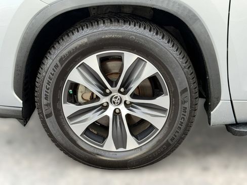 Used 2021 Toyota Highlander XLE FWD image 13