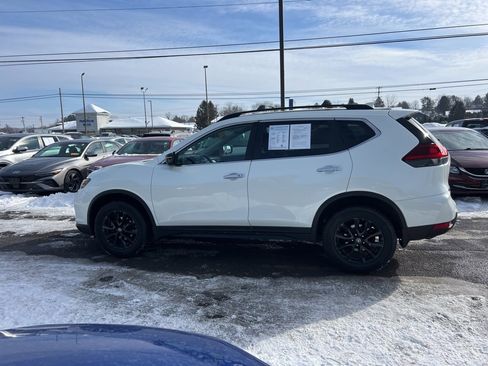 Used 2018 Nissan Rogue SV image 2