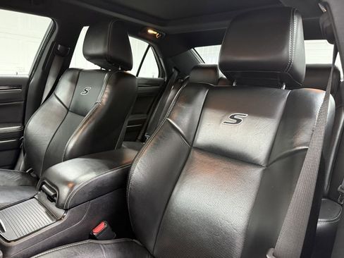 Used 2018 Chrysler 300 S w/ 300S Premium Group image 10