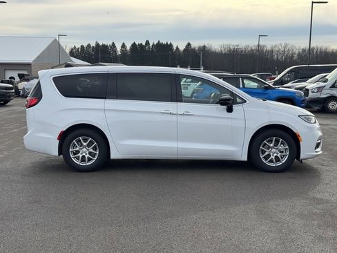 New 2026 Chrysler Pacifica Select image 2