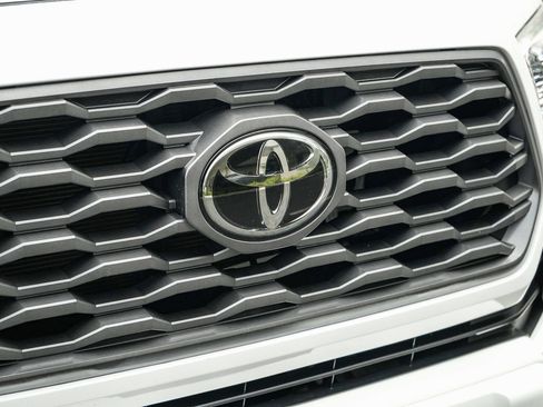 Used 2021 Toyota Tacoma TRD Sport w/ Technology Package AWD/4WD image 9