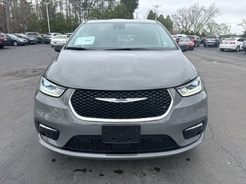 Used 2023 Chrysler Pacifica Touring-L image 8