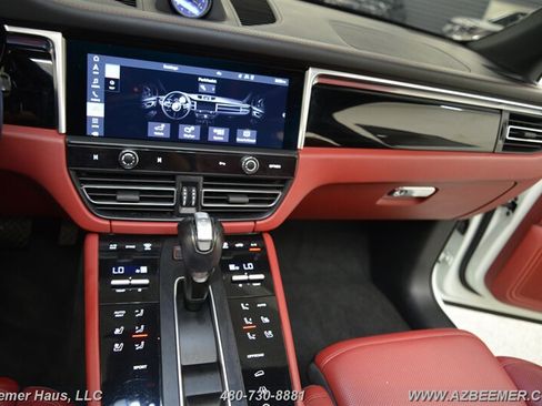 Used 2023 Porsche Macan AWD/4WD image 30