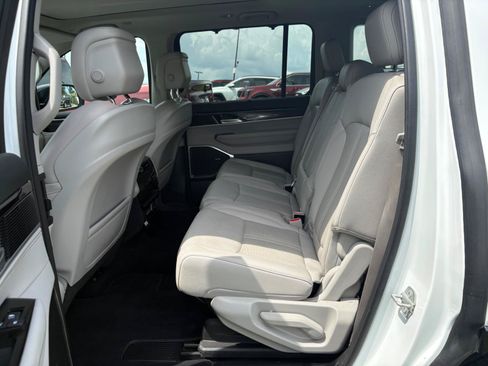 Used 2024 Jeep Wagoneer 4WD w/ Premium Group I image 18