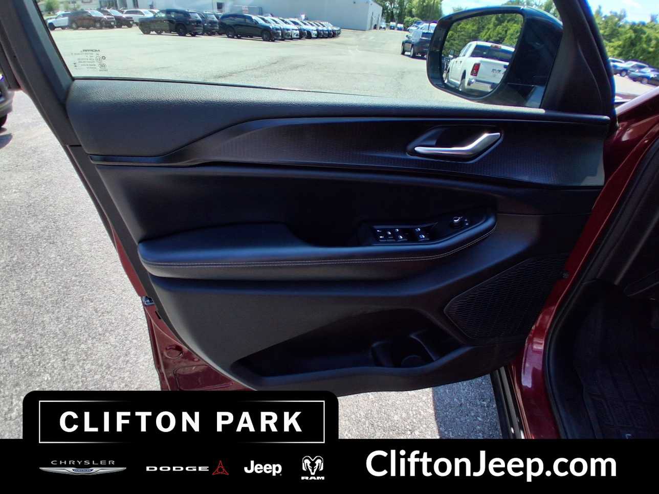 Used 2023 Jeep Grand Cherokee L Laredo AWD/4WD image 9