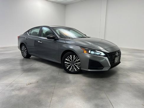 Used 2025 Nissan Altima 2.5 SV image 1