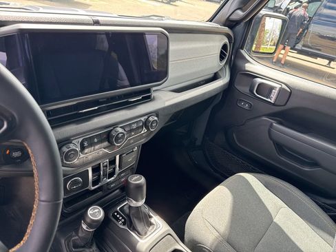 Used 2024 Jeep Gladiator Sport AWD/4WD image 14