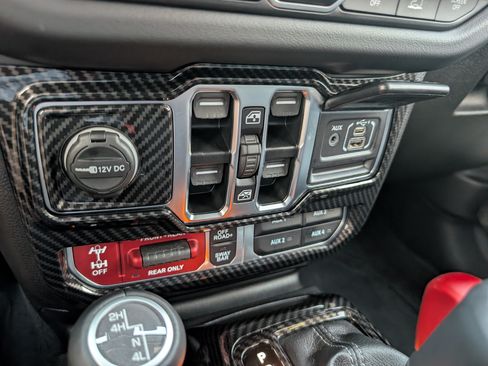 Used 2024 Jeep Wrangler Unlimited Rubicon w/ Technology Group AWD/4WD image 22