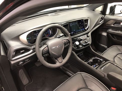 Used 2023 Chrysler Pacifica Limited w/ S Appearance Package image 11