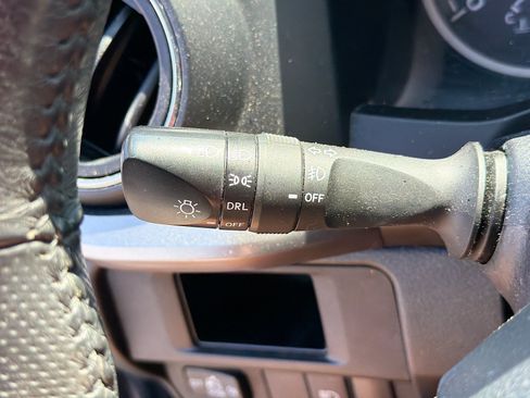 Used 2018 Toyota Tacoma SR5 RWD image 18