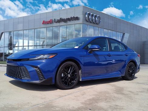 Used 2025 Toyota Camry SE image 1