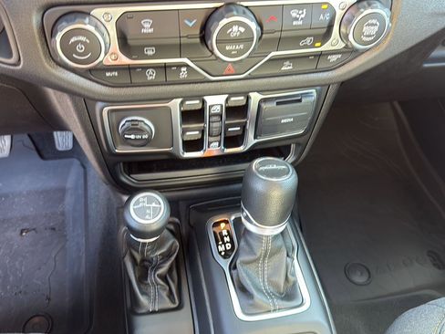 New 2025 Jeep Gladiator Sport image 23