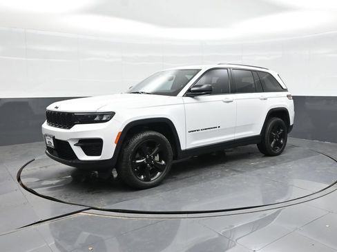 Used 2023 Jeep Grand Cherokee Altitude AWD/4WD image 18