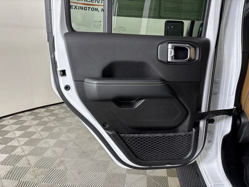 Used 2022 Jeep Wrangler Unlimited Sahara AWD/4WD image 19