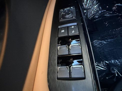 Used 2025 Lexus ES 350 w/ Premium Package image 30