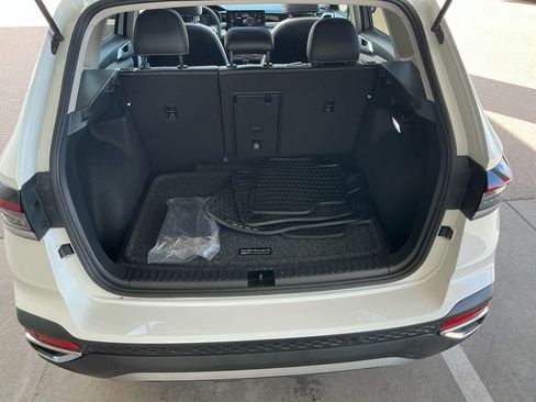 Certified 2025 Volkswagen Taos SE w/ Panoramic Sunroof Package image 22