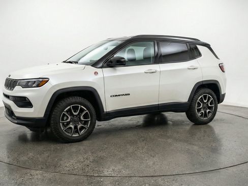 Used 2025 Jeep Compass Trailhawk AWD/4WD image 3