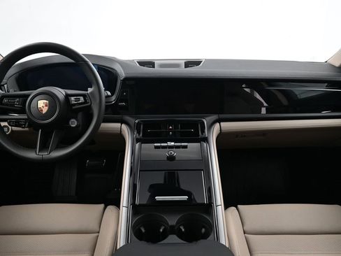 Used 2025 Porsche Panamera image 9