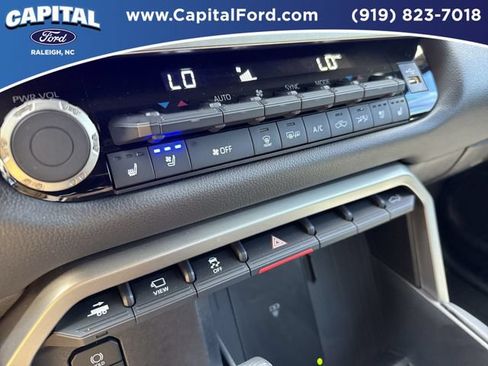 Used 2025 Toyota Tundra Limited AWD/4WD image 30