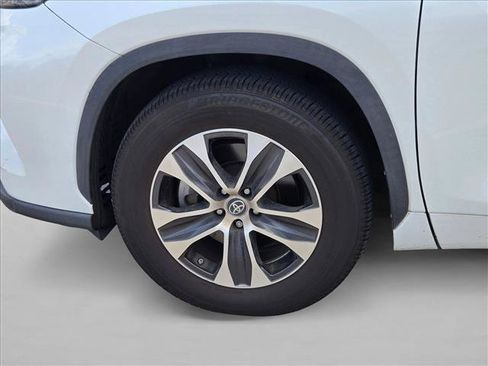 Used 2022 Toyota Highlander XLE FWD image 11