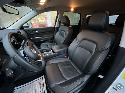Used 2023 Nissan Pathfinder SL image 13