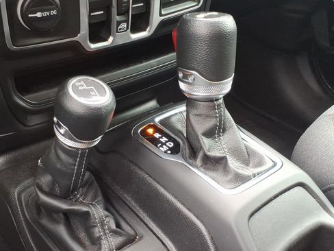 Used 2026 Jeep Wrangler Unlimited Sahara AWD/4WD image 15