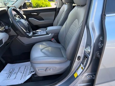 Used 2022 Toyota Highlander XLE AWD/4WD image 15