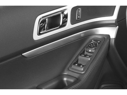 Used 2015 Ford Explorer XLT w/ Equipment Group 201A AWD/4WD image 18