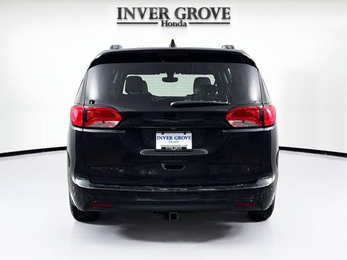 Used 2018 Chrysler Pacifica Touring-L Plus image 6