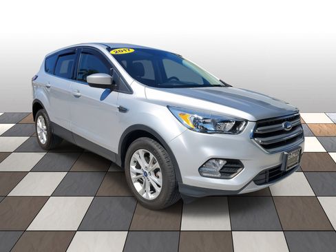 Used 2017 Ford Escape SE image 3
