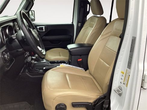 Used 2018 Jeep Wrangler Unlimited Sahara image 9