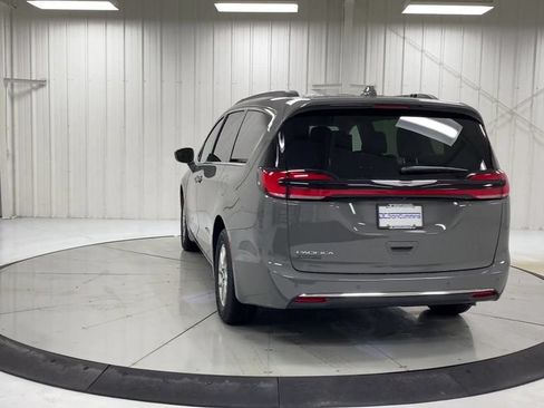 Used 2021 Chrysler Pacifica Touring w/ Uconnect Theater Family Group FWD image 7