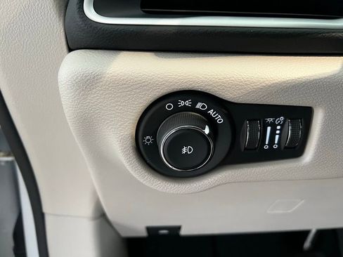 Used 2024 Chrysler Pacifica Touring-L image 10