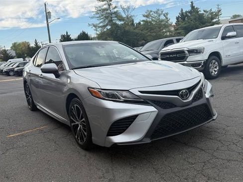 Used 2018 Toyota Camry SE image 3