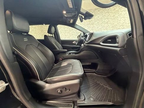 Used 2023 Chrysler Pacifica Limited w/ S Appearance Package FWD image 11
