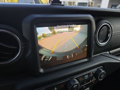 Used 2018 Jeep Wrangler Unlimited Sahara AWD/4WD image 17