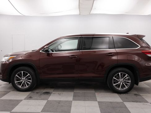 Used 2019 Toyota Highlander XLE AWD/4WD image 8