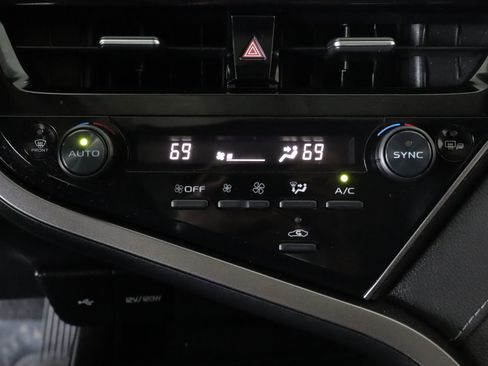 Used 2023 Toyota Camry SE image 17