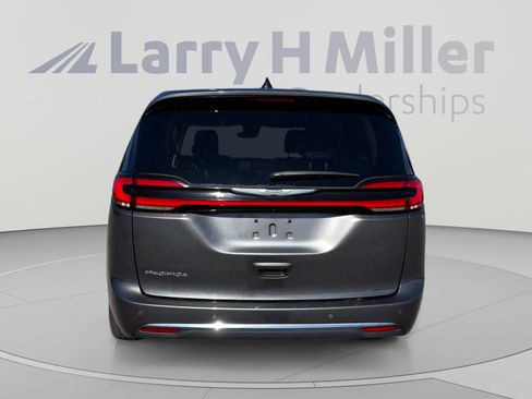 Used 2023 Chrysler Pacifica Touring-L FWD image 5