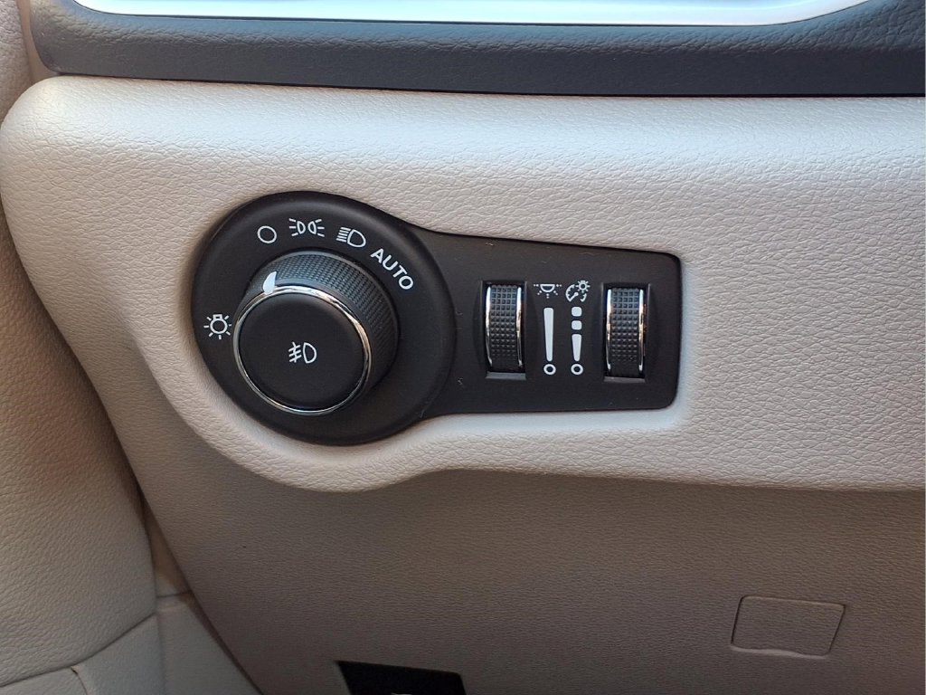 Used 2024 Chrysler Pacifica Touring-L FWD image 11