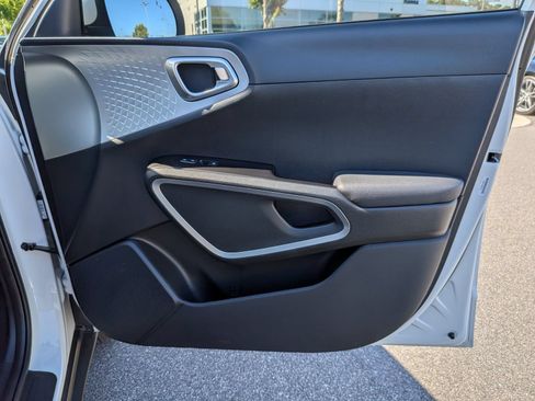 Used 2025 Kia Soul LX FWD image 33