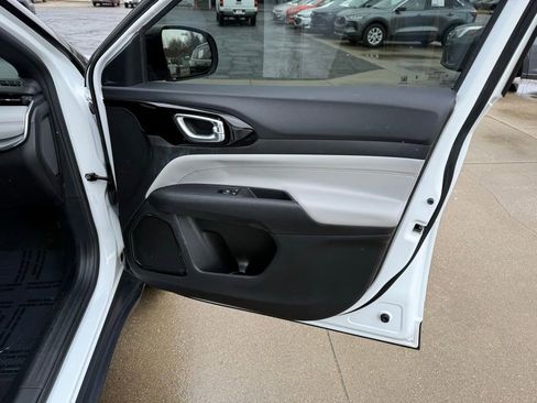 Used 2023 Jeep Compass Limited image 25