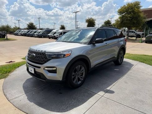Used 2023 Ford Explorer XLT w/ Equipment Group 202A RWD image 3