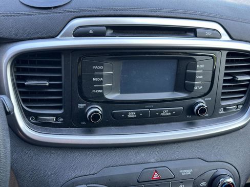 Used 2017 Kia Sorento LX FWD image 11