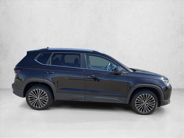 Used 2025 Volkswagen Taos SE FWD image 4