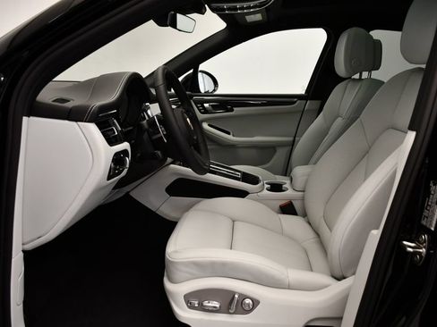 Certified 2026 Porsche Macan Turbo AWD/4WD image 5