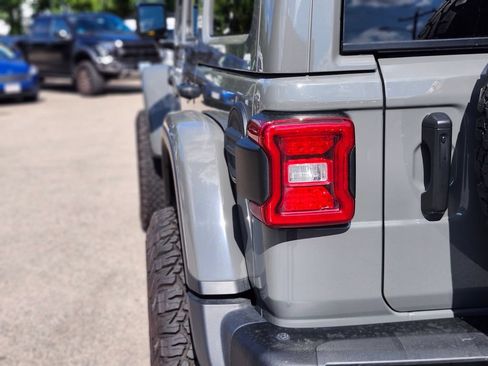 Used 2021 Jeep Wrangler Unlimited Rubicon w/ Dual Top Group AWD/4WD image 9