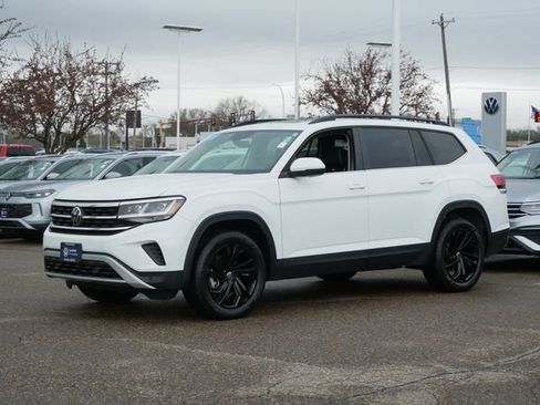 Certified 2023 Volkswagen Atlas SE w/ Panoramic Sunroof Package image 3